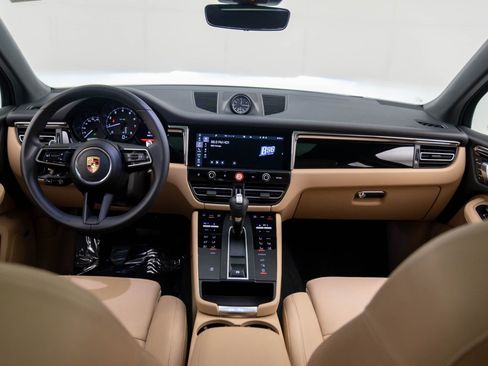 Certified 2025 Porsche Macan image 11