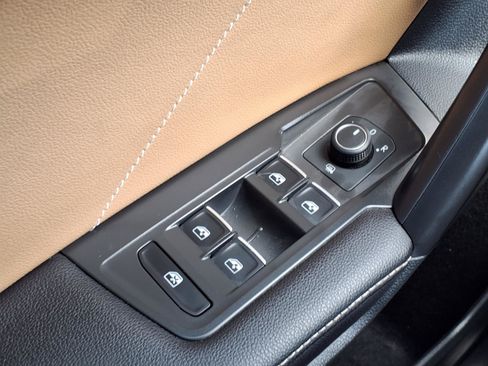 Used 2022 Volkswagen Tiguan SE w/ Panoramic Sunroof Package FWD image 10