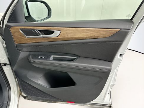 Used 2025 Volkswagen Atlas SE image 33