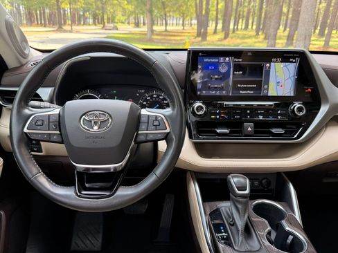 Used 2020 Toyota Highlander Platinum AWD/4WD image 3