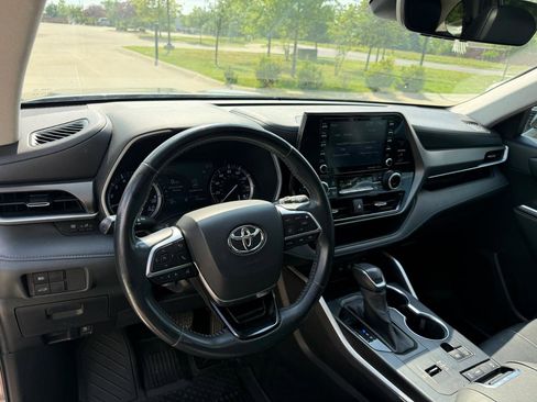 Used 2020 Toyota Highlander XLE FWD image 12