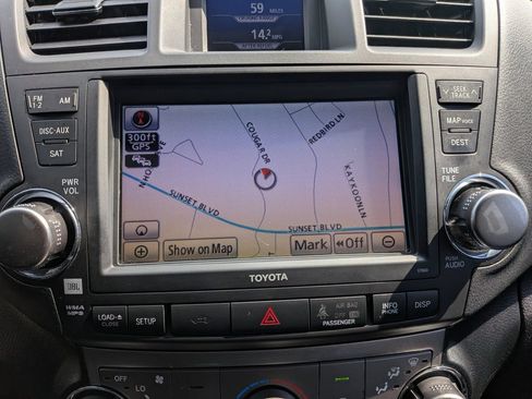 Used 2012 Toyota Highlander SE w/ Tow Pkg FWD image 18