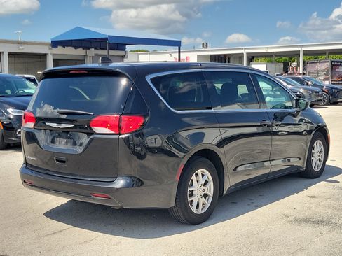 Used 2023 Chrysler Voyager LX FWD image 5