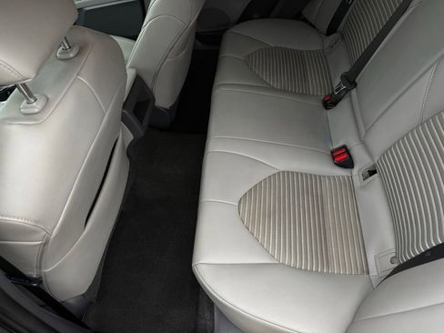 Used 2019 Toyota Camry SE image 12