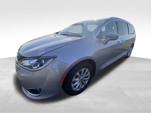 Used 2019 Chrysler Pacifica Touring-L FWD image 2