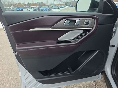 Used 2025 Ford Explorer Platinum image 21