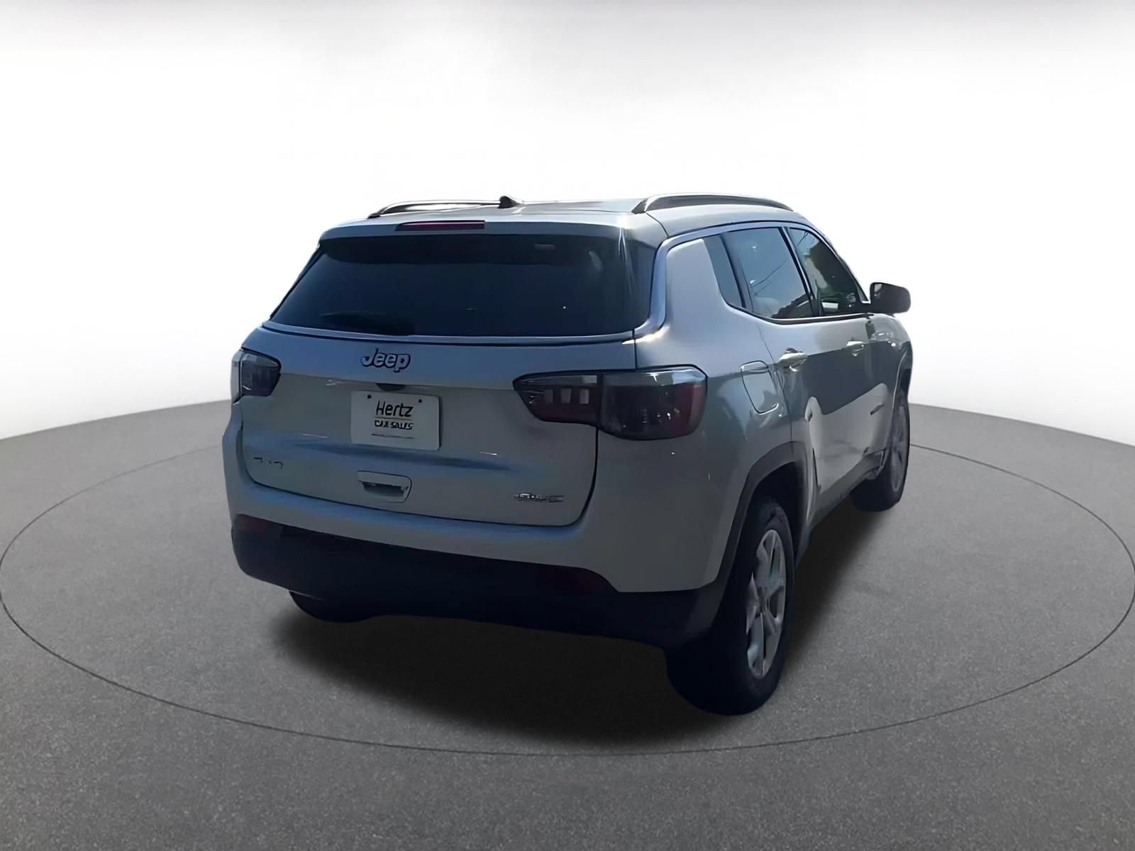 Used 2025 Jeep Compass Latitude AWD/4WD image 14