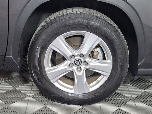 Used 2023 Toyota Highlander L image 12