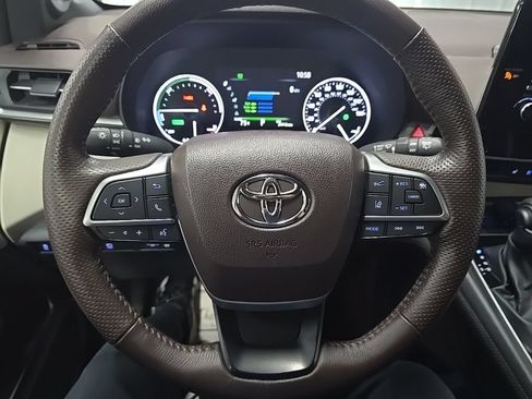 Used 2023 Toyota Sienna Platinum AWD/4WD image 21