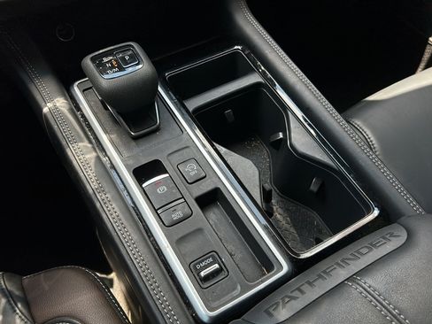 Used 2025 Nissan Pathfinder Platinum FWD image 26