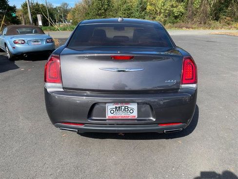 Used 2018 Chrysler 300 S image 5