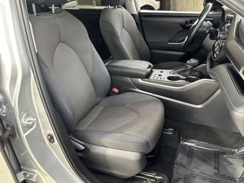 Used 2023 Toyota Highlander LE image 32