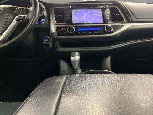 Used 2018 Toyota Highlander SE image 21