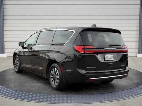 Used 2023 Chrysler Pacifica Touring-L FWD image 5