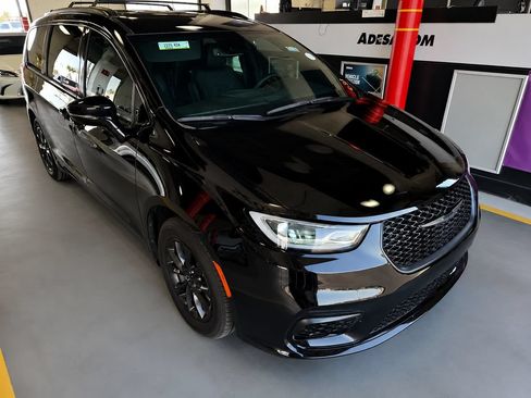Used 2025 Chrysler Pacifica Select w/ Fav Edition Package FWD image 6
