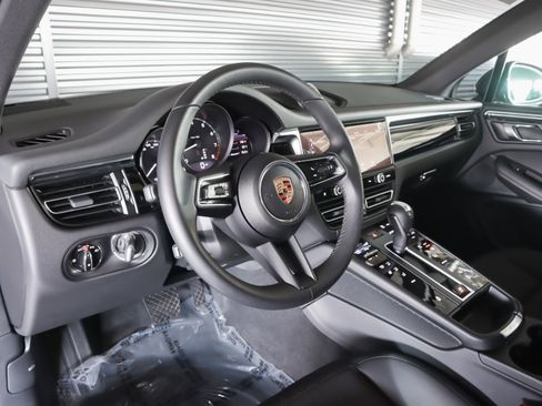 Used 2025 Porsche Macan image 4