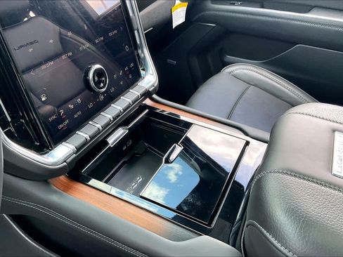Used 2025 GMC Yukon XL Denali w/ Denali Reserve Package RWD image 16