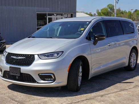 Used 2024 Chrysler Pacifica Touring-L image 25