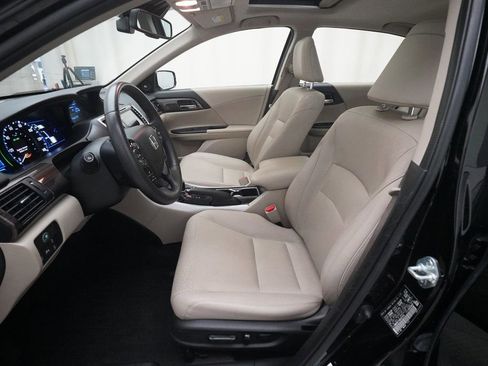 Used 2017 Honda Accord Touring image 7