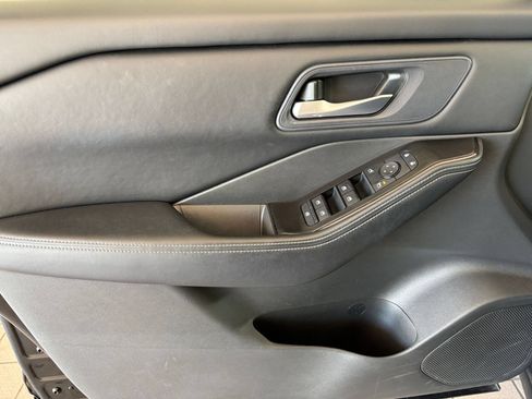 Used 2025 Nissan Rogue SV FWD image 18