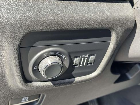 Used 2023 Jeep Grand Cherokee Laredo w/ Luxury Tech Group I AWD/4WD image 25