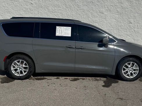 Used 2022 Chrysler Pacifica Touring-L w/ Uconnect Theater Family Group image 2