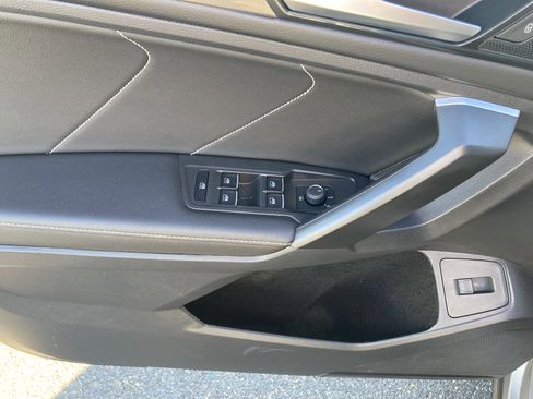 Certified 2024 Volkswagen Tiguan SE image 17