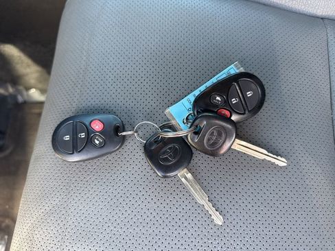 Used 2013 Toyota Sequoia Platinum image 39