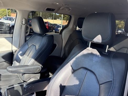 Used 2021 Chrysler Pacifica Touring-L FWD image 18
