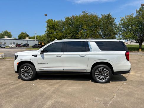 Used 2023 GMC Yukon XL Denali Ultimate AWD/4WD image 8