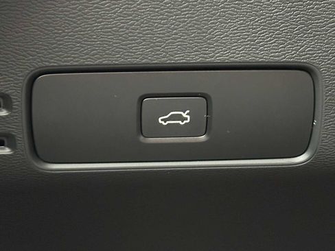 Used 2025 Volvo XC40 B5 Core w/ Protection Package Premier image 32