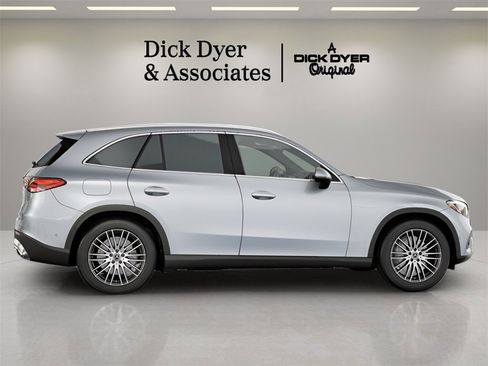 Used 2025 Mercedes-Benz GLC 300 4MATIC image 6
