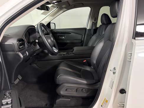 Certified 2025 Honda Pilot Touring image 5