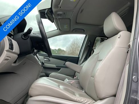 Used 2015 Honda Odyssey Touring Elite image 3
