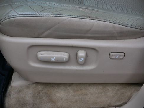 Used 2015 Toyota Land Cruiser image 36