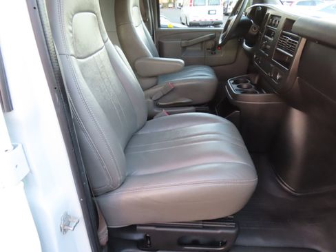 Used 2017 Chevrolet Express 3500 image 15