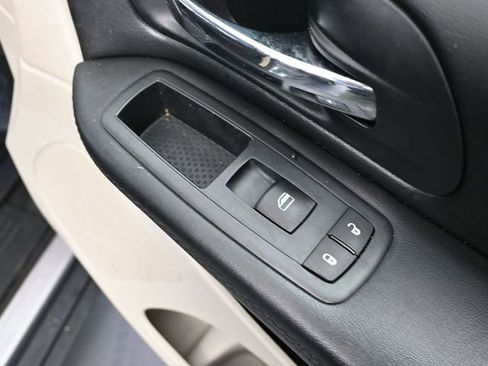 Used 2016 Dodge Grand Caravan American Value Package image 41