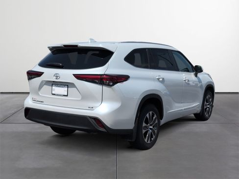 Used 2023 Toyota Highlander XLE FWD image 5