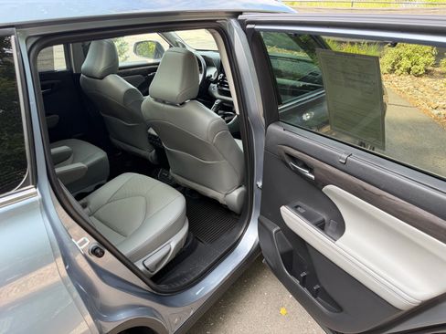 Used 2022 Toyota Highlander Platinum AWD/4WD image 14