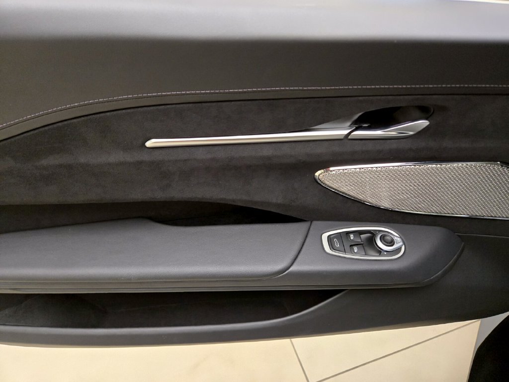 Used 2025 Aston Martin V8 Vantage Coupe RWD image 26