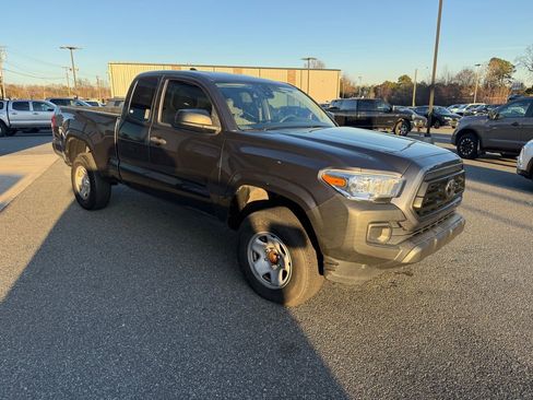 Used 2022 Toyota Tacoma SR image 9
