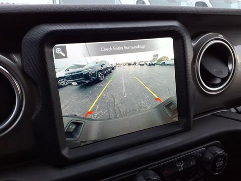 Certified 2020 Jeep Gladiator Overland AWD/4WD image 16