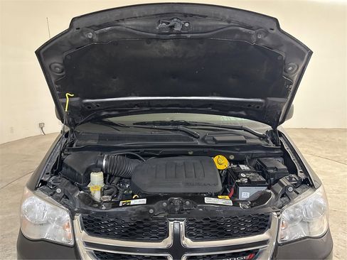 Used 2019 Dodge Grand Caravan SE w/ UConnect Hands-Free Group image 16