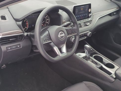Used 2024 Nissan Altima 2.5 SV image 2