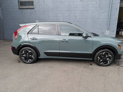 Used 2023 Kia Niro Wave w/ Wave Preserve Package FWD image 2