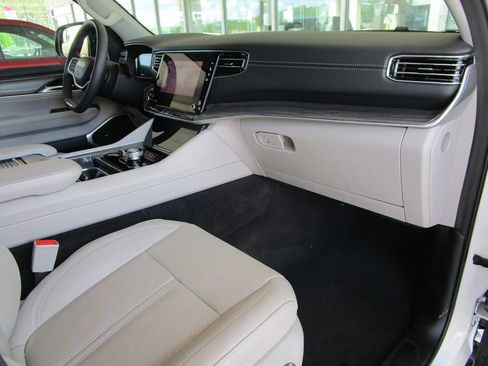 Used 2024 Jeep Wagoneer Series II AWD/4WD image 34