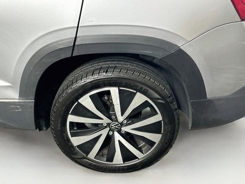 Used 2024 Volkswagen Taos SE FWD image 11