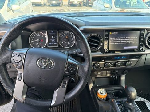 Used 2022 Toyota Tacoma TRD Sport image 4