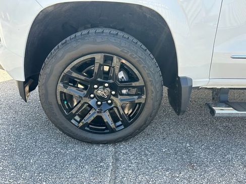 Used 2025 Chevrolet Colorado Z71 w/ Technology Package AWD/4WD image 10