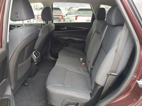 Used 2019 Kia Sorento LX w/ LX Convenience Package image 18